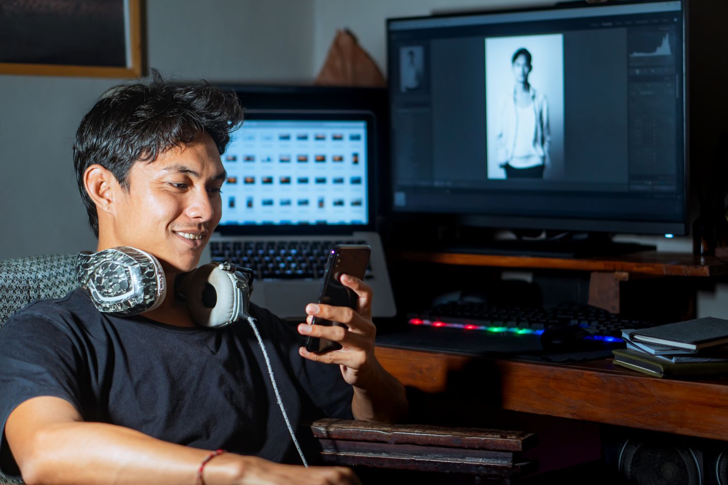 digital native using a computer and a phone at the same time